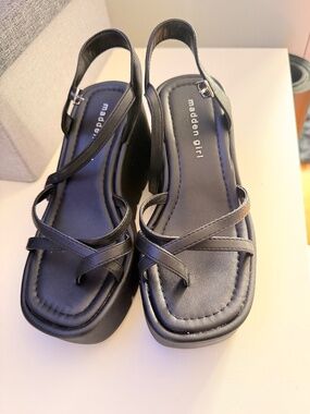 Sandal Madden girl